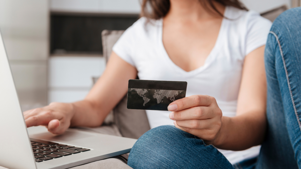 Frau mit Kreditkarte
