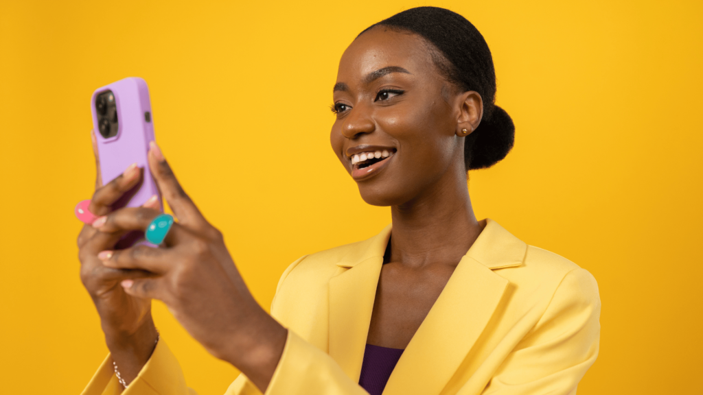 Frau schaut in ihr Smartphone. Symbolbild Influencer Marketing.